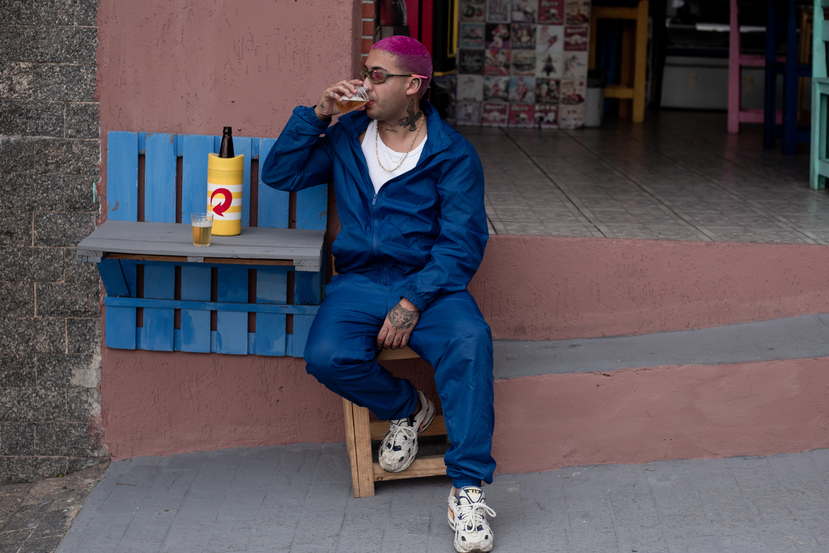 homem-sentado-tomando-cerveja