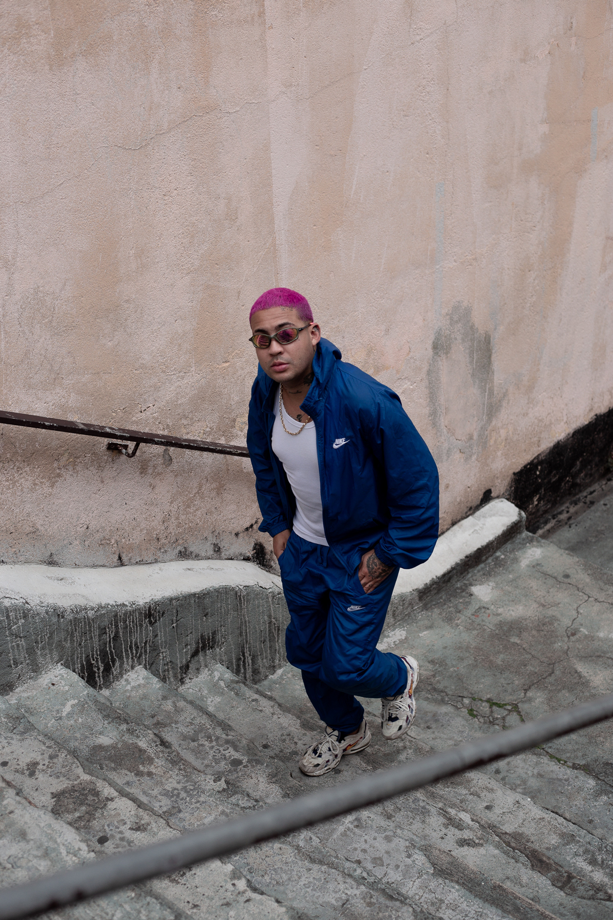 homem-subindo-escada