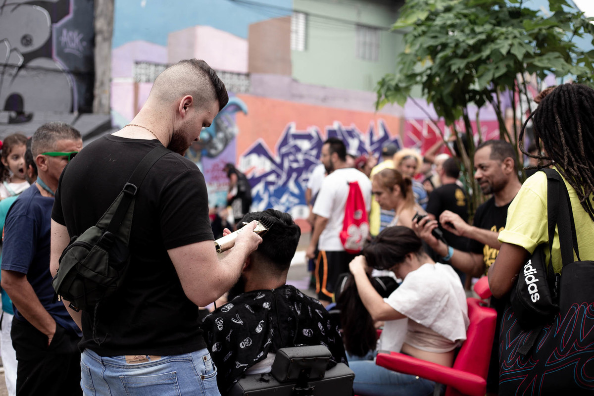 barbeiro-cortando-cabelo