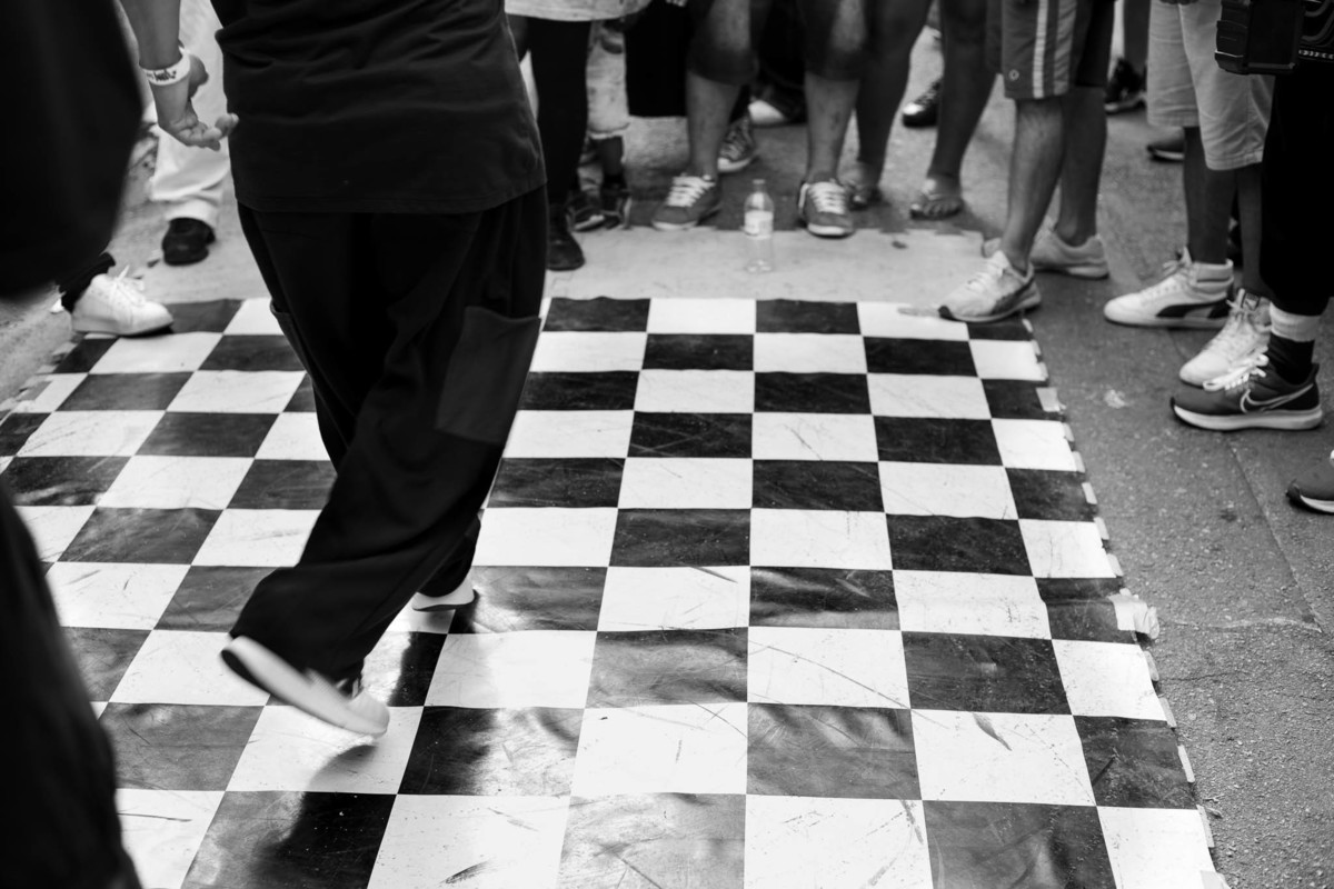 foto-dos-pes-do-homem-dancando