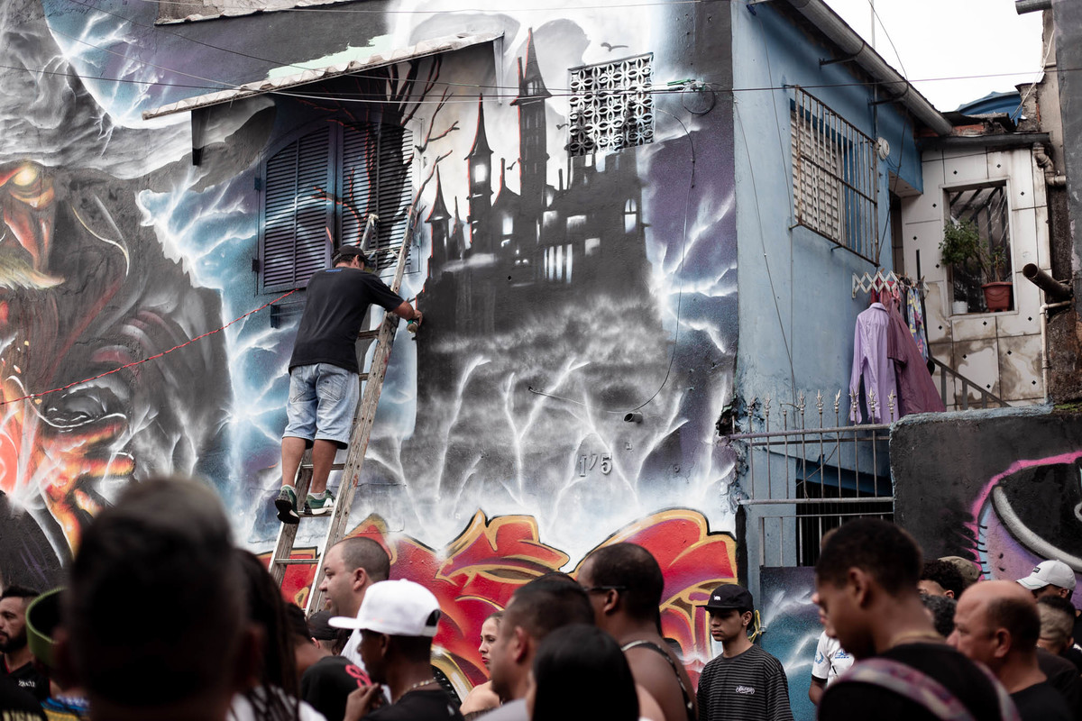 grafiteiro-desenhando-com-escada