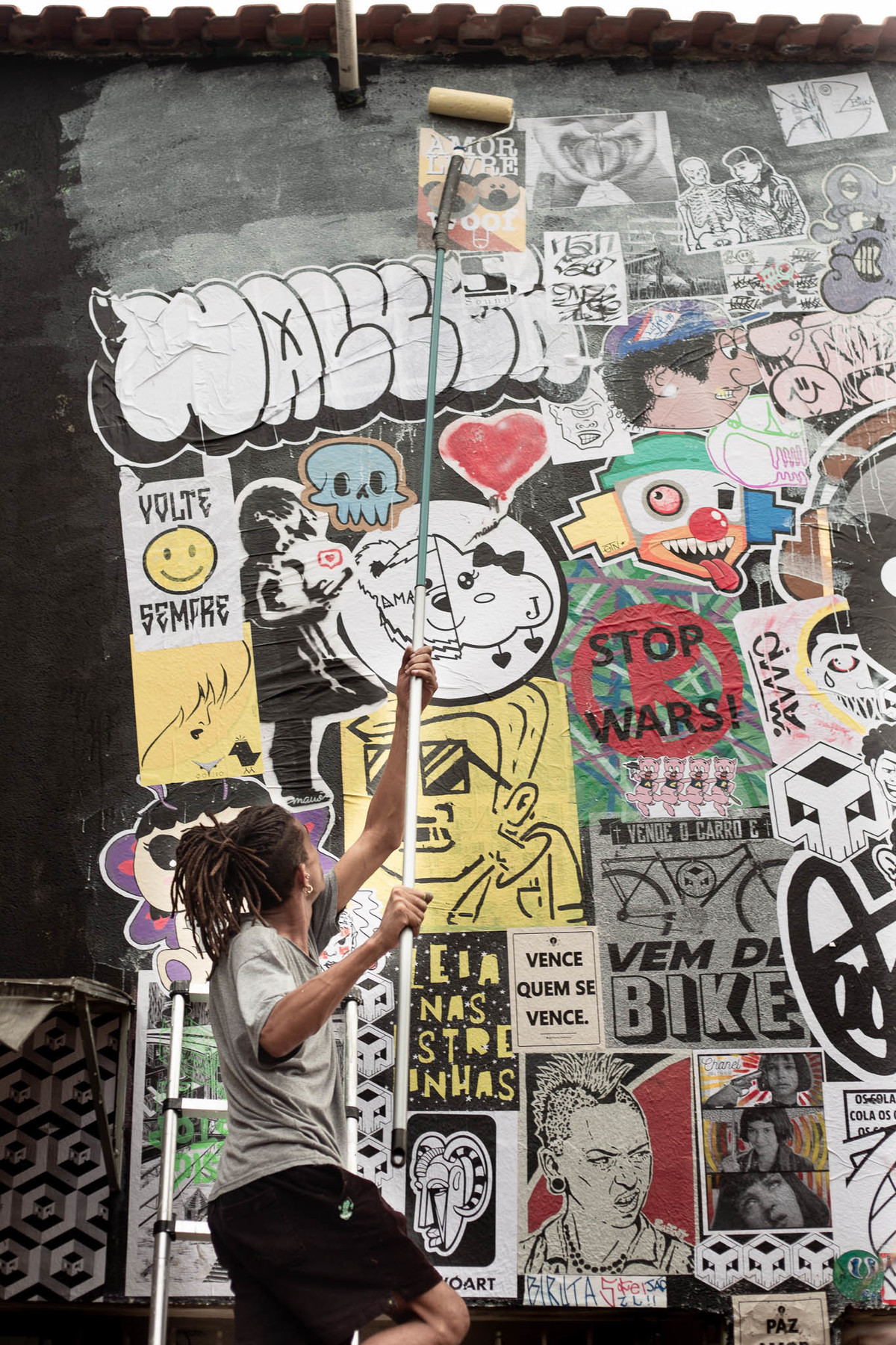 homem-colando-lambe-lambe