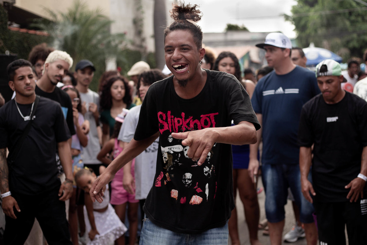 homem-dançando-sorrindo