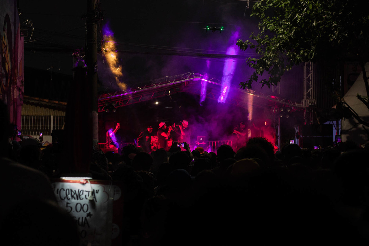 homem-e-mulher-cantando-rap