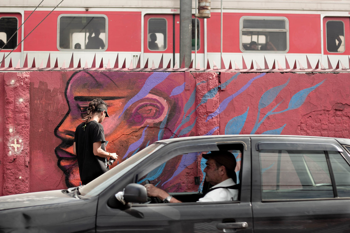 homem-gafitando-carro-passando