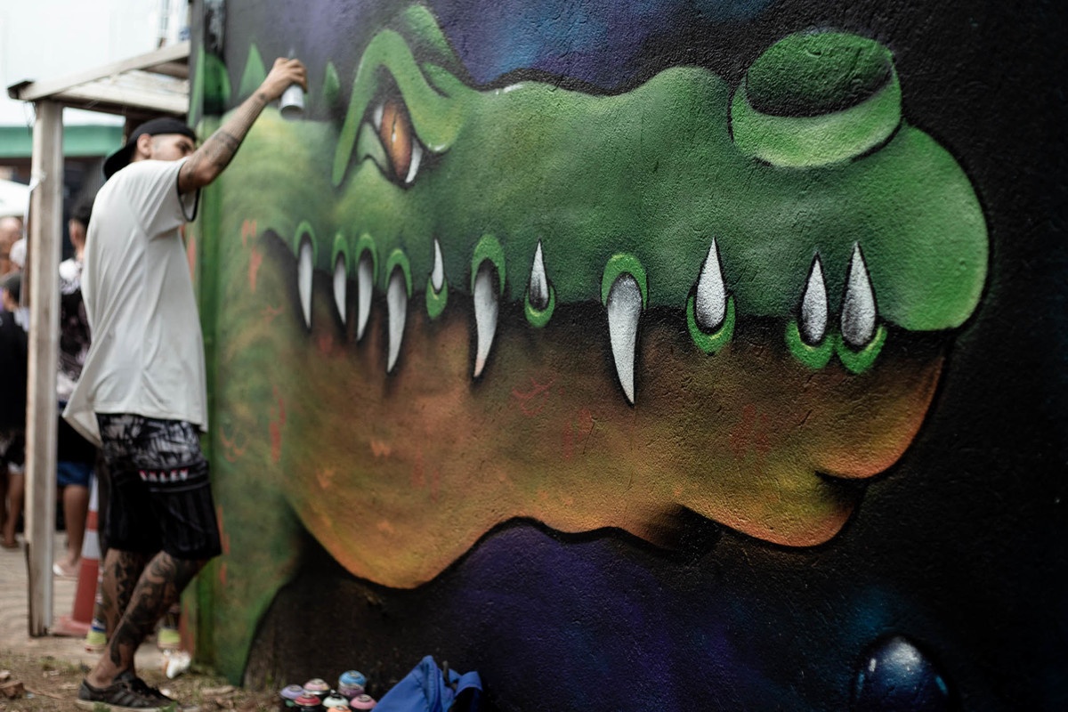 homem-pintando-jacare