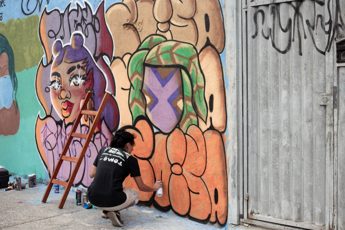 mulher-pintando-muro