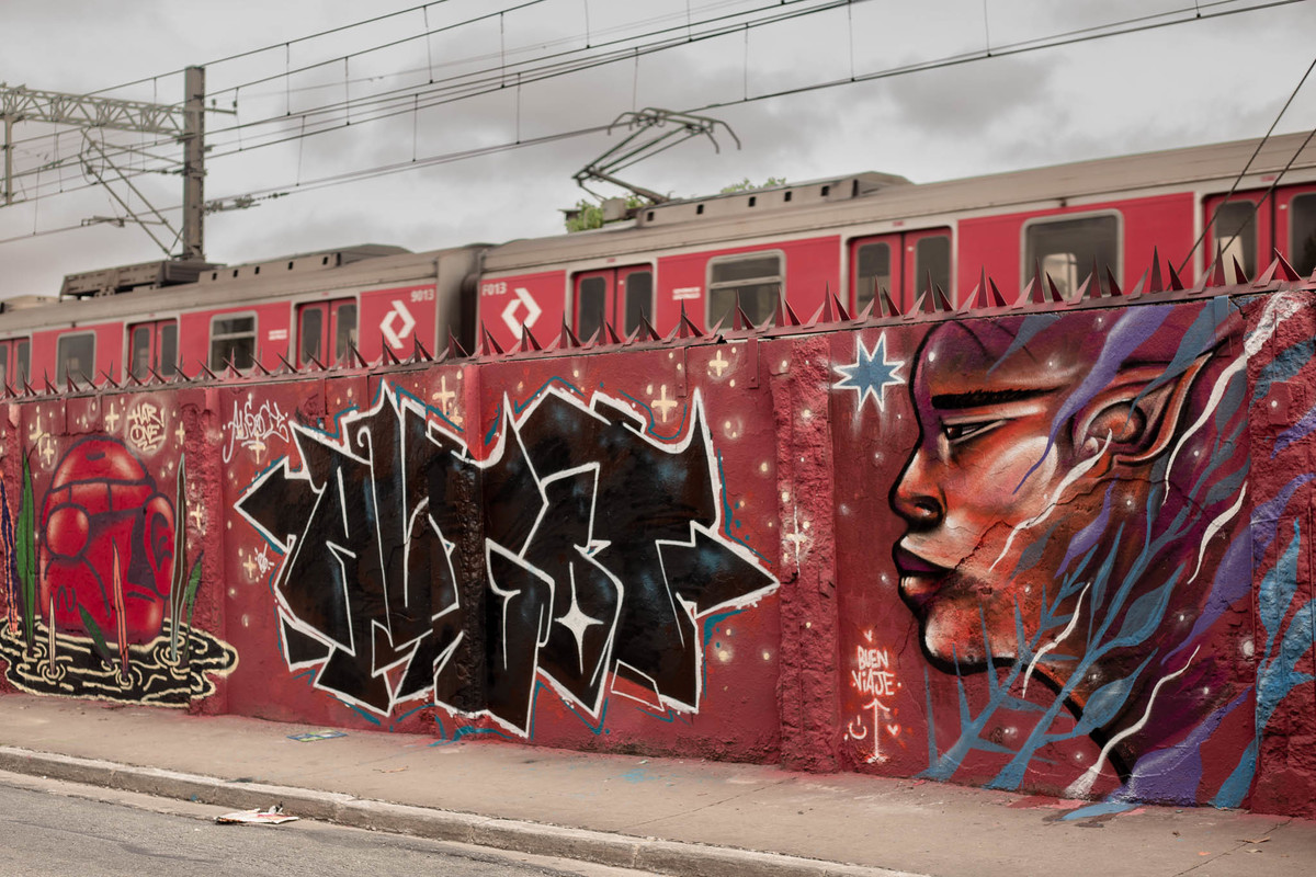 muro-vermelho-com-graffiti