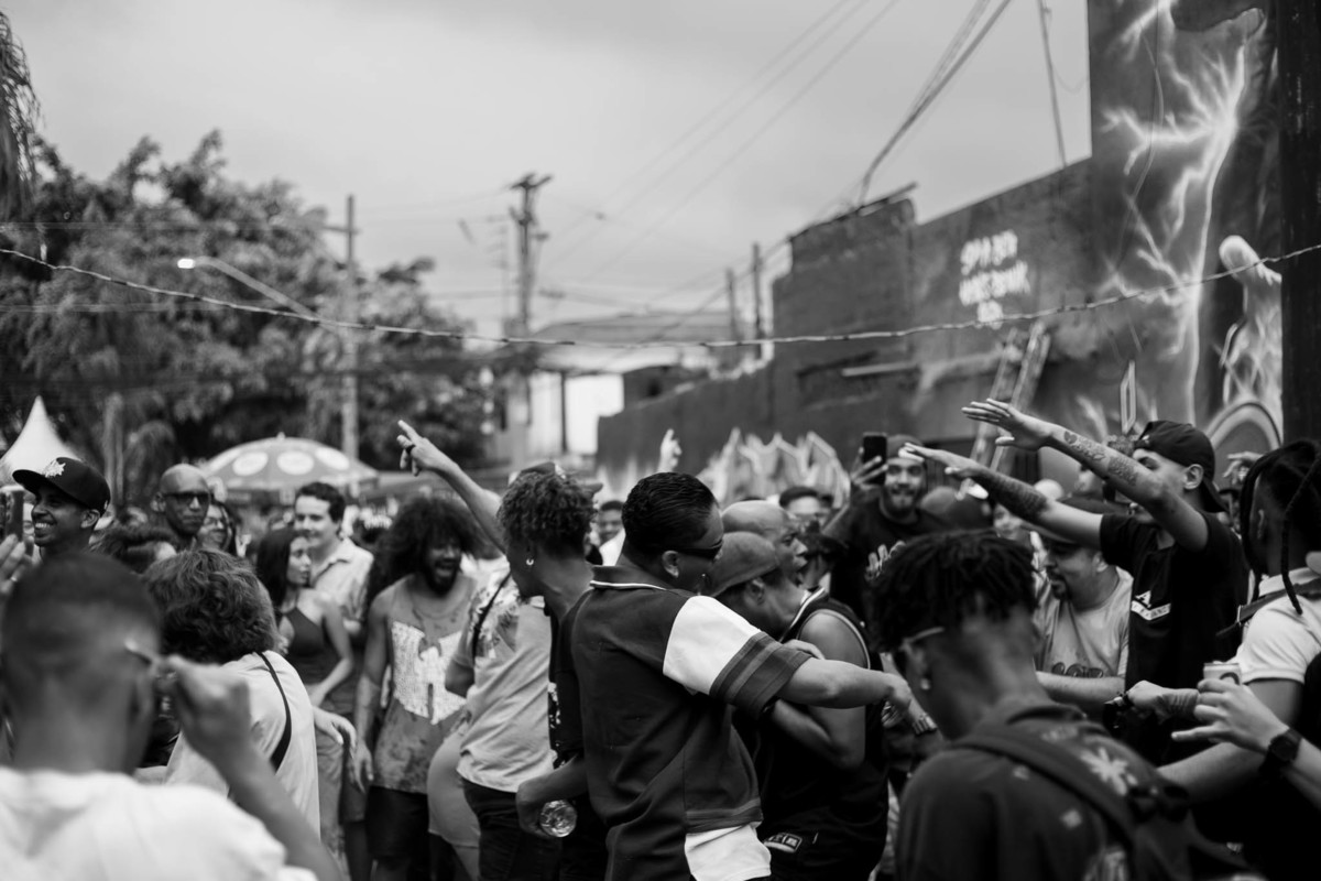 pessoas-felizes-dancando