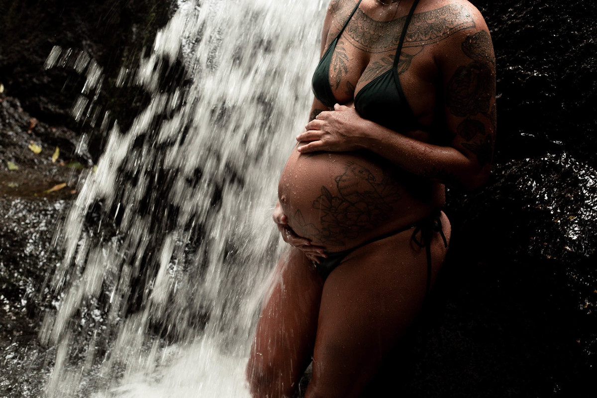barriga-gravida-cachoeira