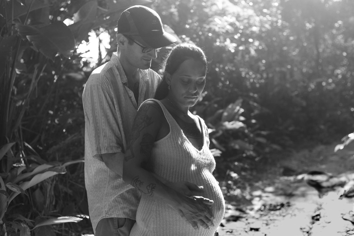 casal-olhando-a-barriga