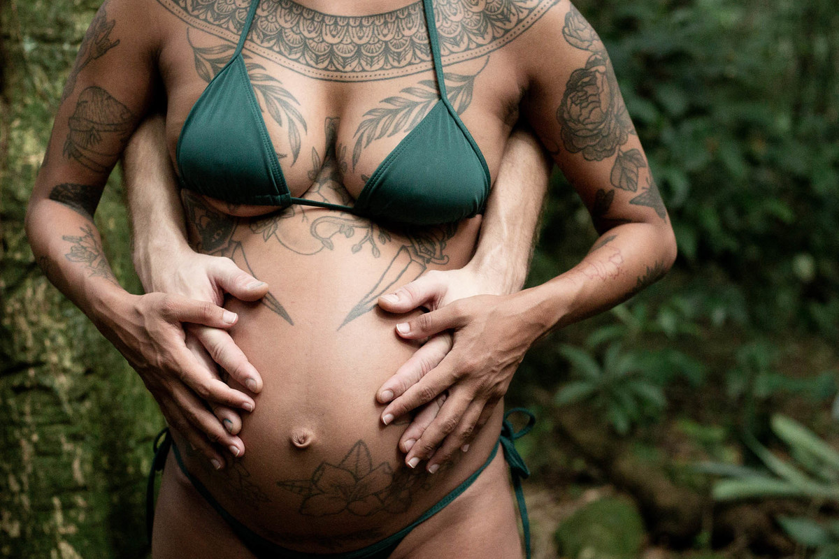 casal-segurando-barriga-gravida