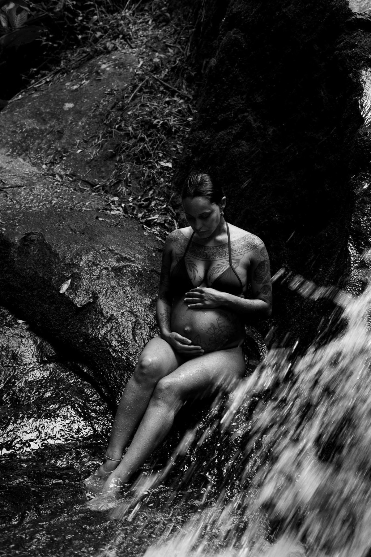 gravida-olhando-barriga-cachoeira