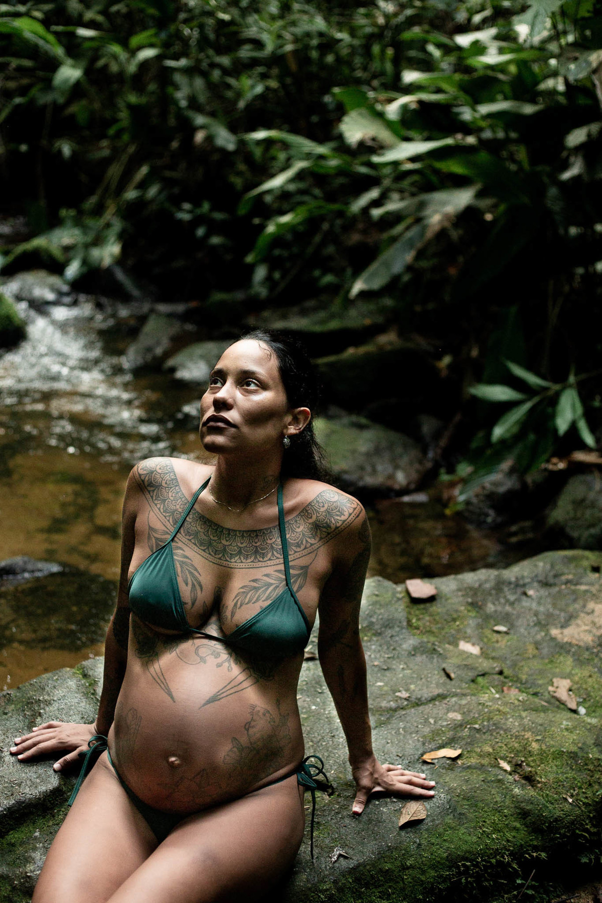 gravida-sentada-pedra