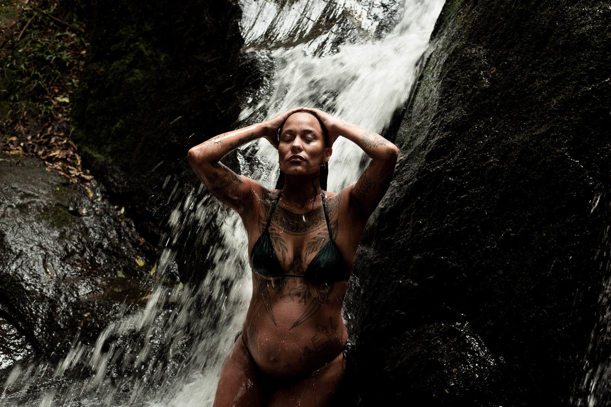 gravida-tomando-banho-cachoeira