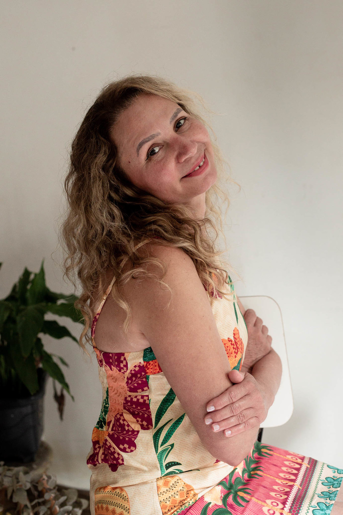 mulher-com-bracos-cruzados