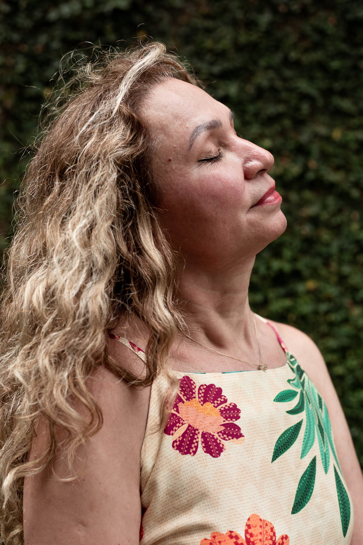 mulher-curtindo-brisa-vento