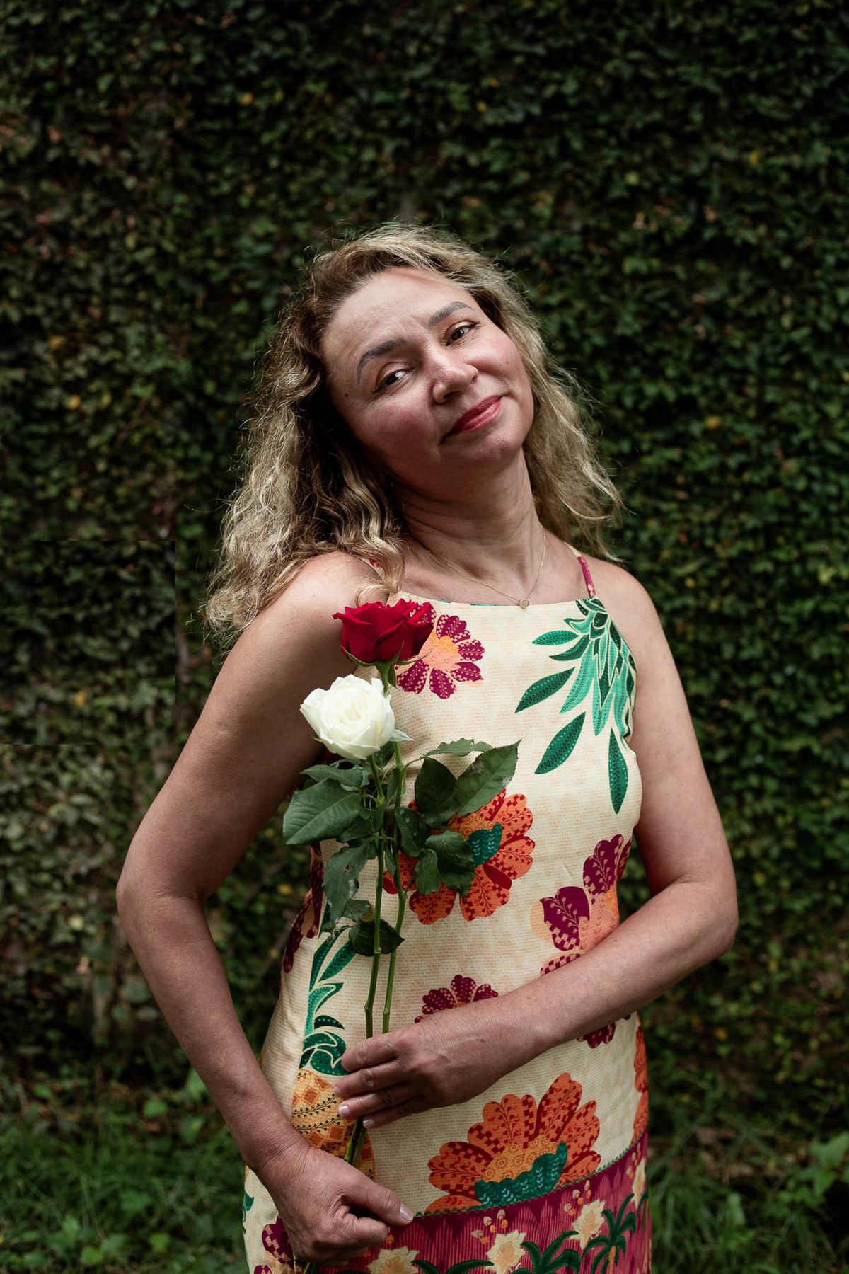 mulher-segurando-flores