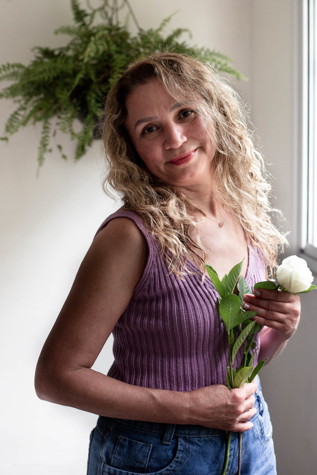 mulher-segurando-rosa-branca