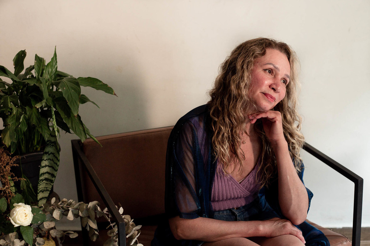 mulher-sentada-olhando-para-o-lado