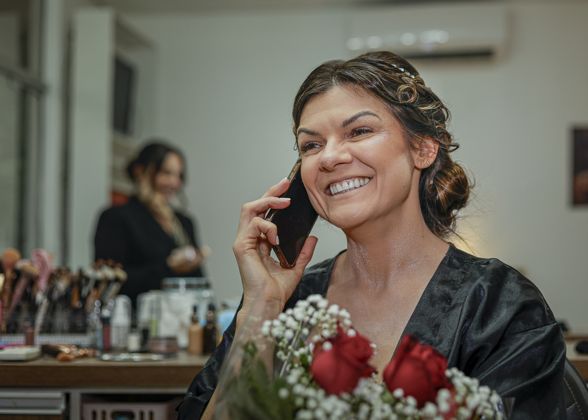 Nesse Momento, Lidiane recebe uma surpresa de Hector.
Ele havia lhe mandado um buque de rosas, então Lidiane liga para seu futuro marido para agradecer.