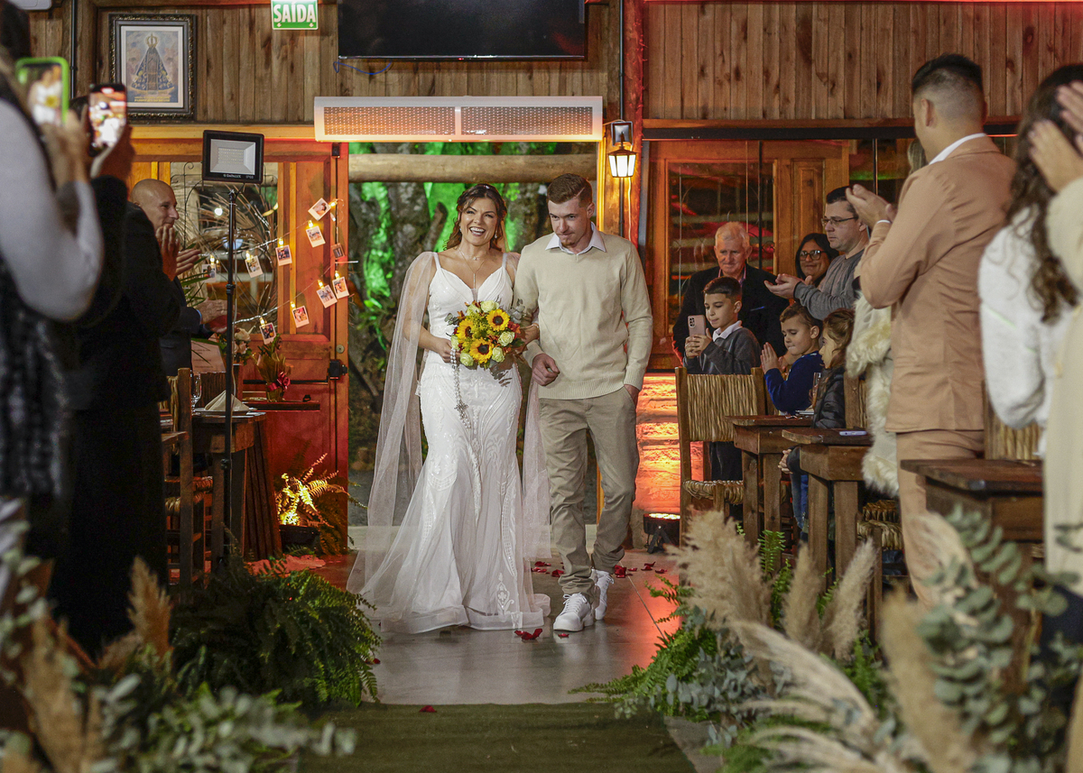 Lidiane entrando com seu irmão.