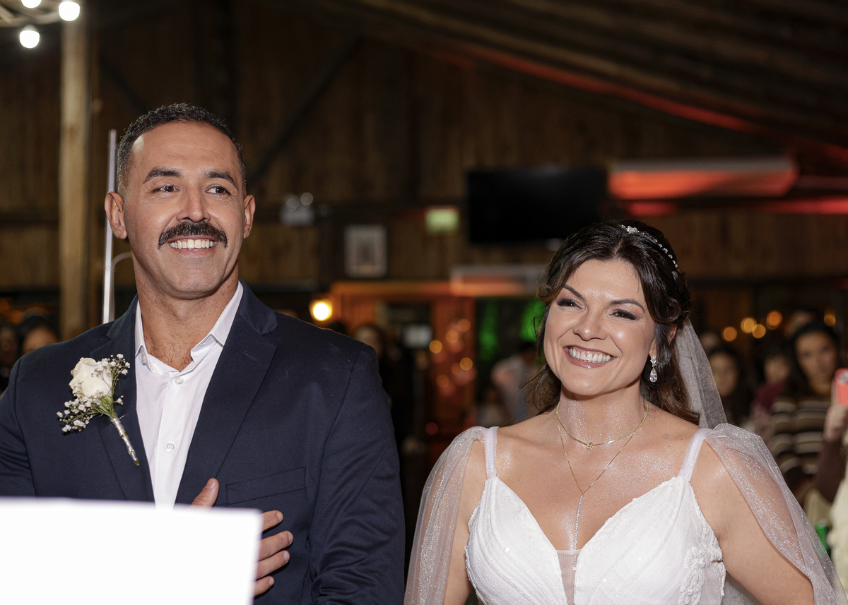 Os noivo estavam ouvindo o inicio de sua cerimônia.