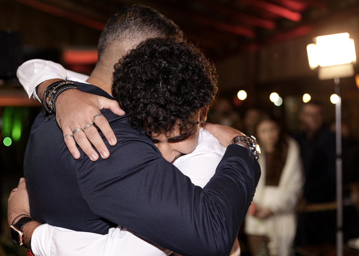 Hector recebe um abraço de seu filho!