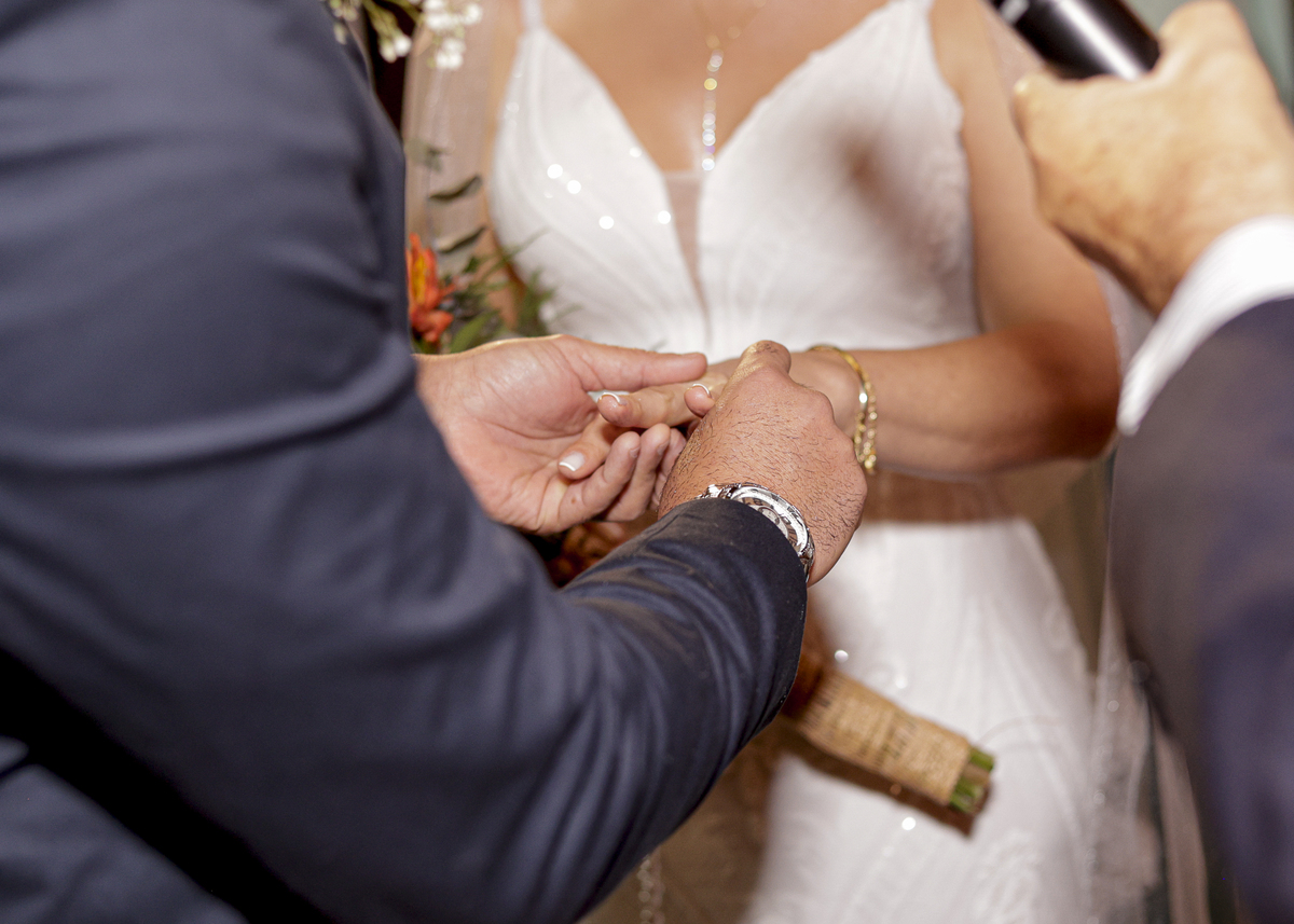 Hector então coloca a aliança na mão de Lidiane.