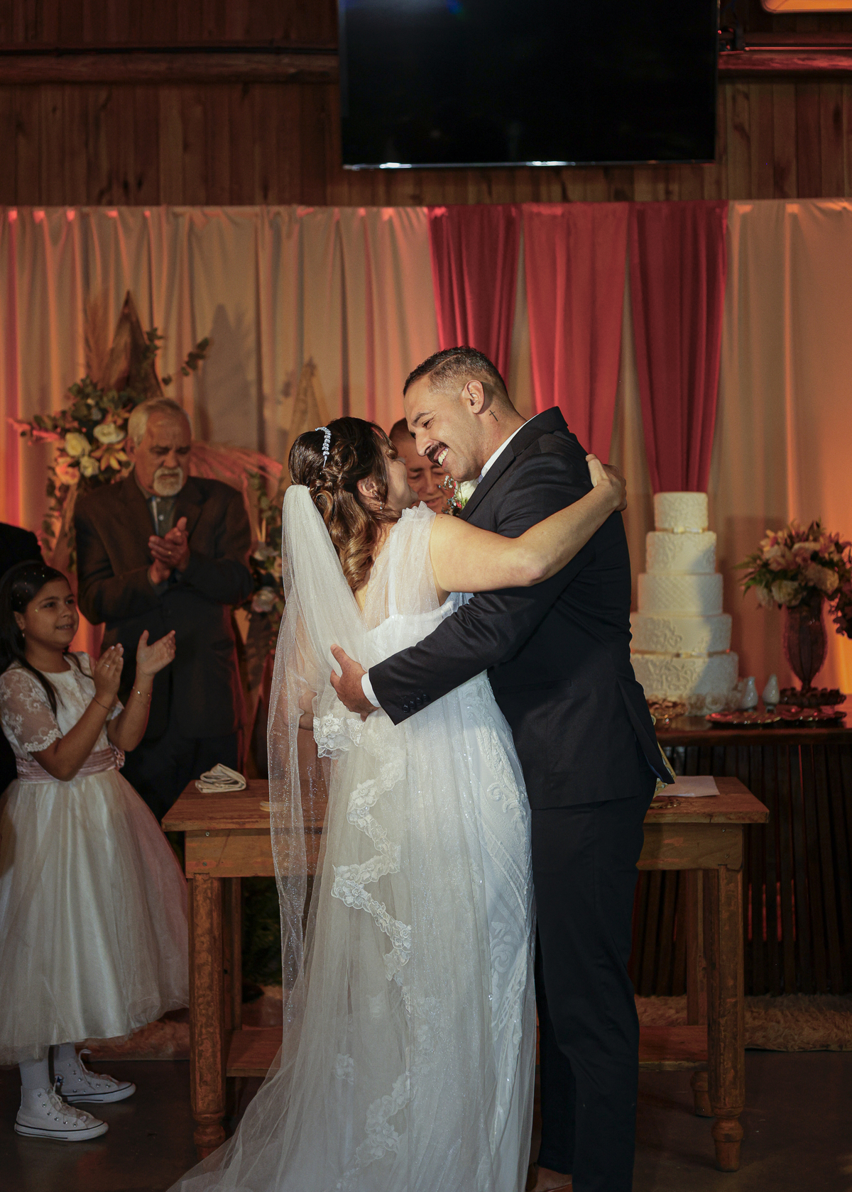 Um lindo sorriso aparece após o beijo dos noivos.