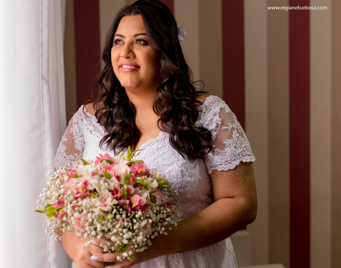 Casamento de dia Cachoeira Paulista Igreja Sao Sebastiao Regiane Barbosa Fotografia Passarela espelhada carro conversivel vermelho