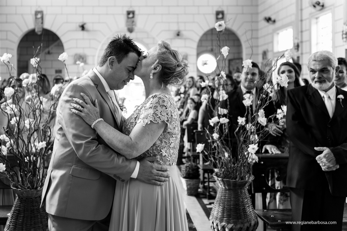 Casamento de dia Cachoeira Paulista Igreja Sao Sebastiao Regiane Barbosa Fotografia Passarela espelhada carro conversivel vermelho
