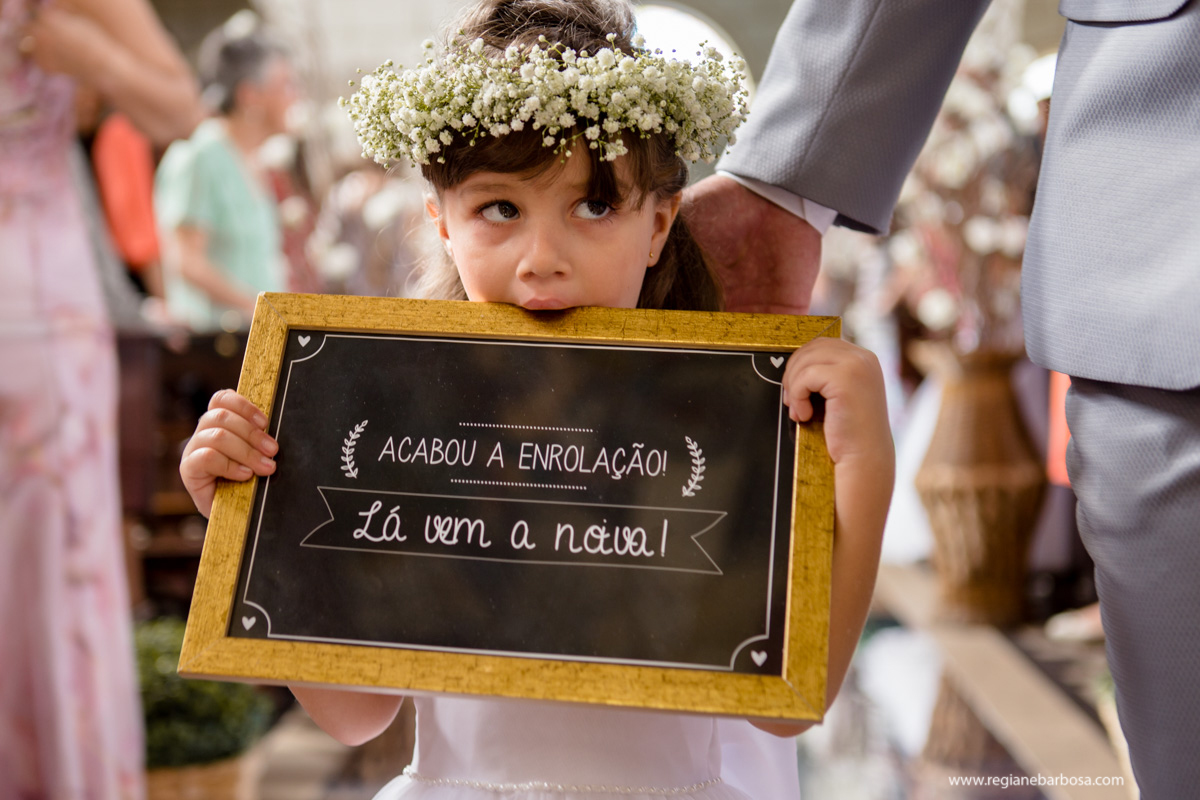 Casamento de dia Cachoeira Paulista Igreja Sao Sebastiao Regiane Barbosa Fotografia Passarela espelhada carro conversivel vermelho
