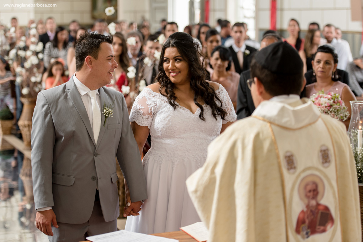 Casamento de dia Cachoeira Paulista Igreja Sao Sebastiao Regiane Barbosa Fotografia Passarela espelhada carro conversivel vermelho
