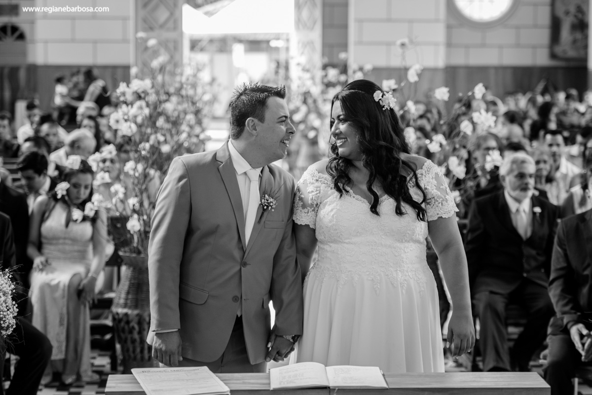 Casamento de dia Cachoeira Paulista Igreja Sao Sebastiao Regiane Barbosa Fotografia Passarela espelhada carro conversivel vermelho