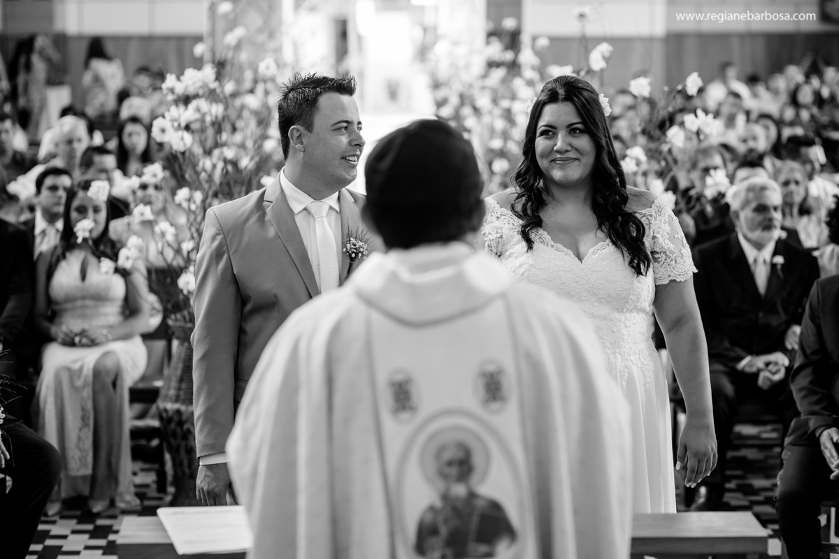 Casamento de dia Cachoeira Paulista Igreja Sao Sebastiao Regiane Barbosa Fotografia Passarela espelhada carro conversivel vermelho