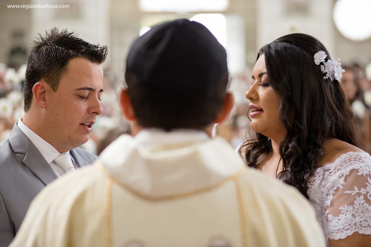 Casamento de dia Cachoeira Paulista Igreja Sao Sebastiao Regiane Barbosa Fotografia Passarela espelhada carro conversivel vermelho