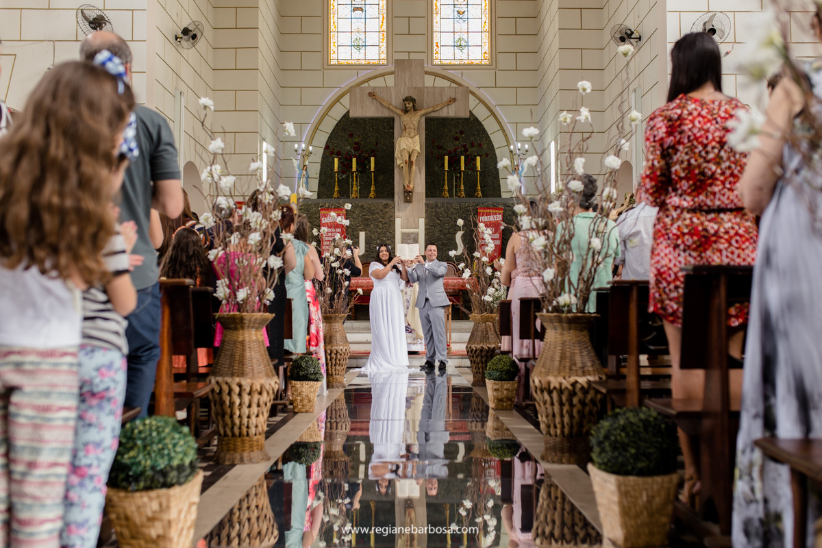 Casamento de dia Cachoeira Paulista Igreja Sao Sebastiao Regiane Barbosa Fotografia Passarela espelhada carro conversivel vermelho