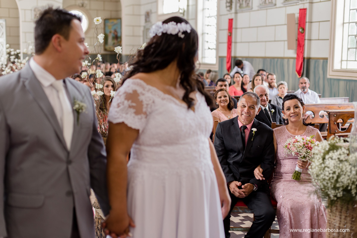 Casamento de dia Cachoeira Paulista Igreja Sao Sebastiao Regiane Barbosa Fotografia Passarela espelhada carro conversivel vermelho