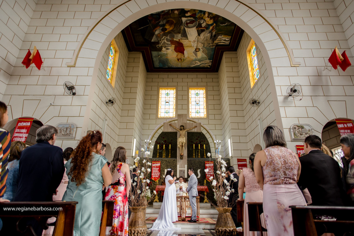 Casamento de dia Cachoeira Paulista Igreja Sao Sebastiao Regiane Barbosa Fotografia Passarela espelhada carro conversivel vermelho