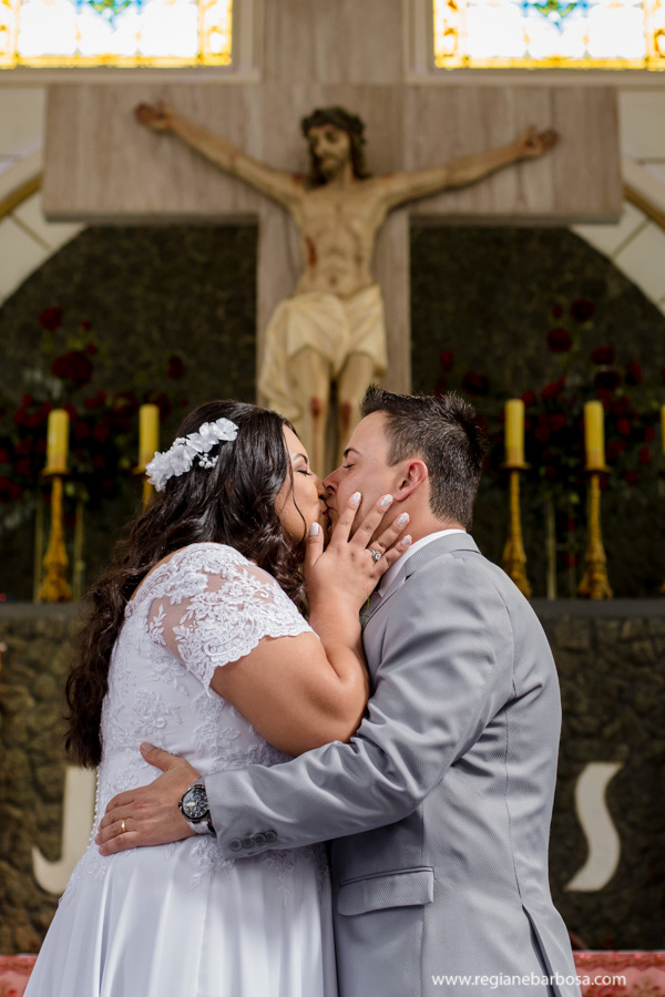 Casamento de dia Cachoeira Paulista Igreja Sao Sebastiao Regiane Barbosa Fotografia Passarela espelhada carro conversivel vermelho