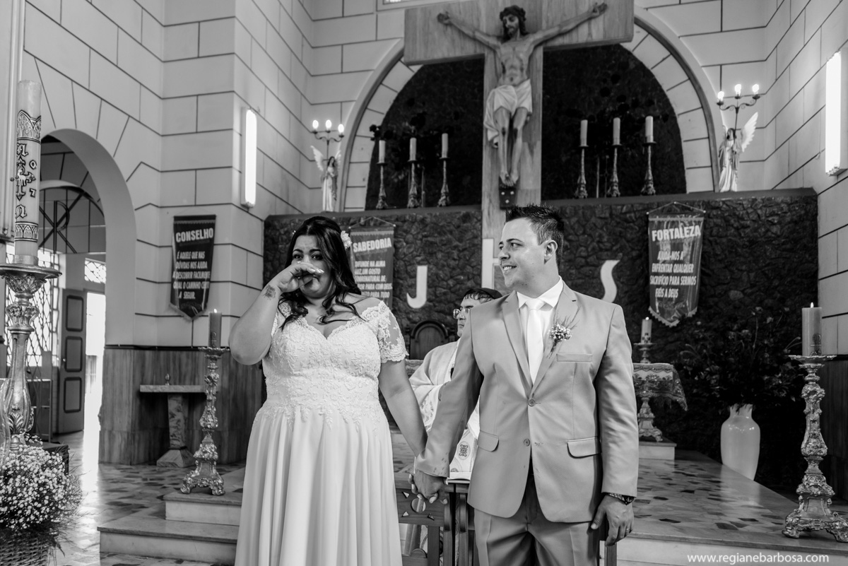 Casamento de dia Cachoeira Paulista Igreja Sao Sebastiao Regiane Barbosa Fotografia Passarela espelhada carro conversivel vermelho