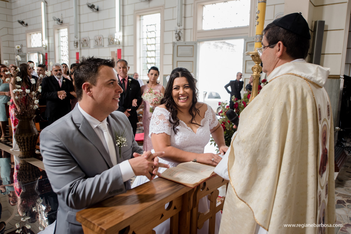 Casamento de dia Cachoeira Paulista Igreja Sao Sebastiao Regiane Barbosa Fotografia Passarela espelhada carro conversivel vermelho