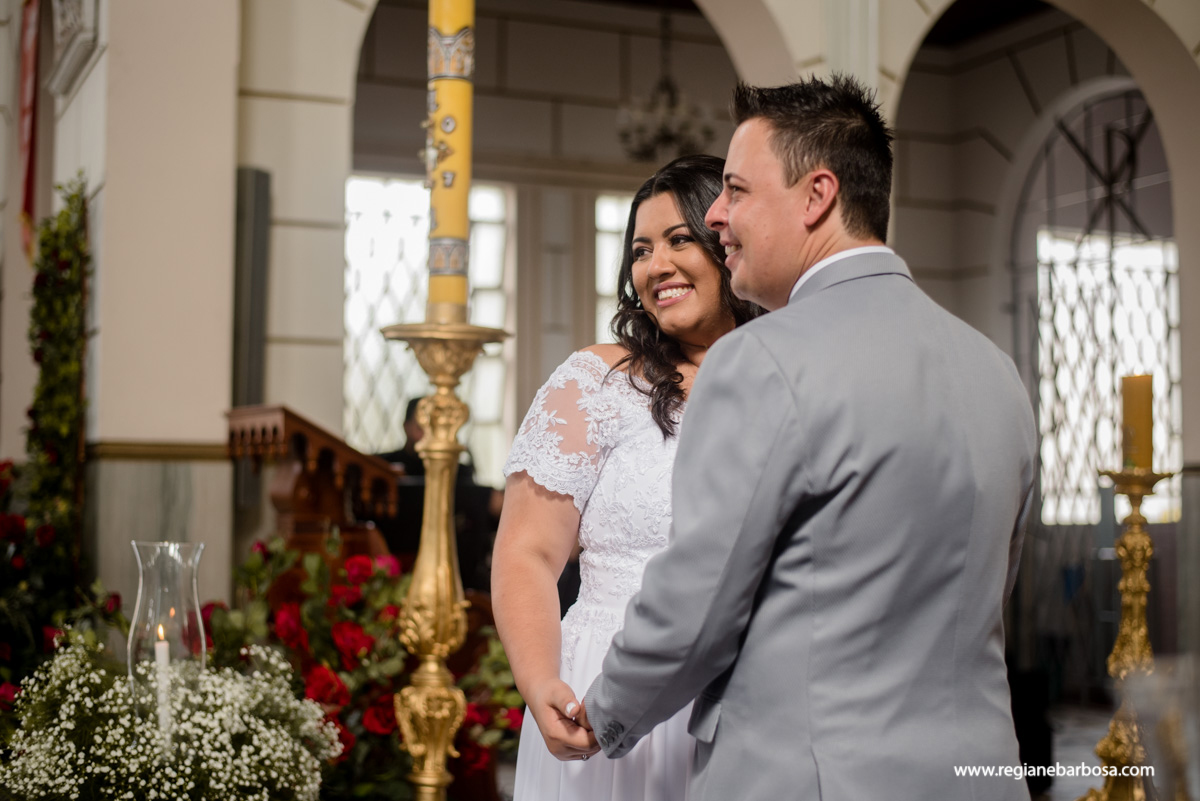 Casamento de dia Cachoeira Paulista Igreja Sao Sebastiao Regiane Barbosa Fotografia Passarela espelhada carro conversivel vermelho