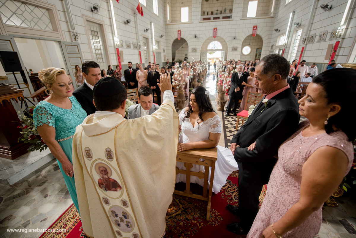 Casamento de dia Cachoeira Paulista Igreja Sao Sebastiao Regiane Barbosa Fotografia Passarela espelhada carro conversivel vermelho