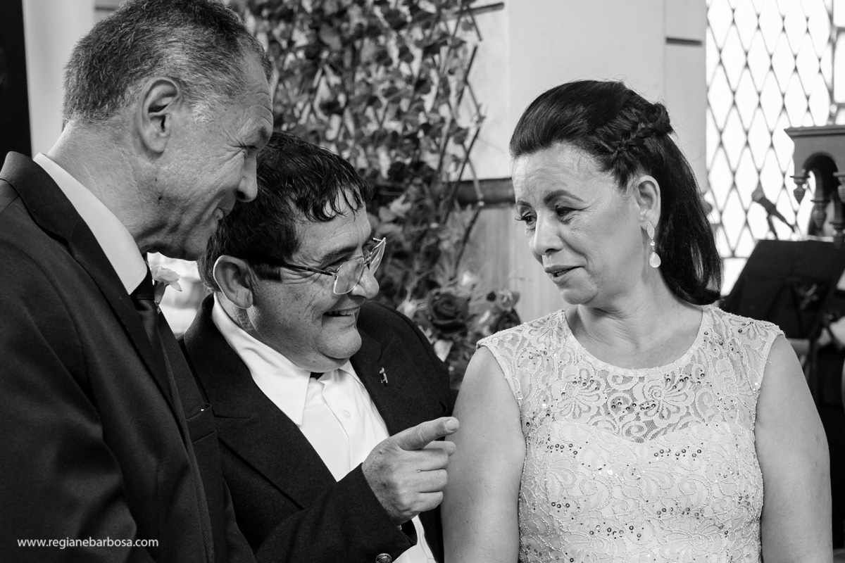 Casamento de dia Cachoeira Paulista Igreja Sao Sebastiao Regiane Barbosa Fotografia Passarela espelhada carro conversivel vermelho