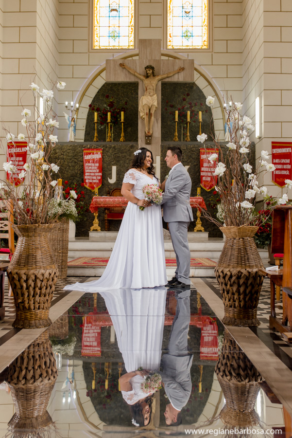 Casamento de dia Cachoeira Paulista Igreja Sao Sebastiao Regiane Barbosa Fotografia Passarela espelhada carro conversivel vermelho
