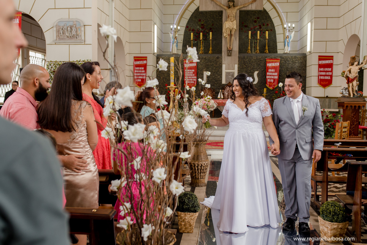Casamento de dia Cachoeira Paulista Igreja Sao Sebastiao Regiane Barbosa Fotografia Passarela espelhada carro conversivel vermelho
