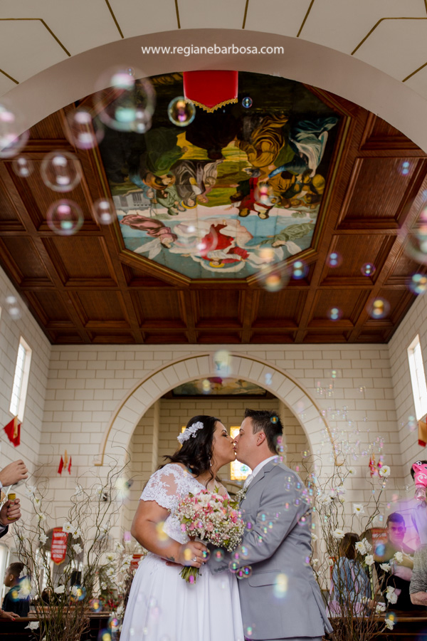 Casamento de dia Cachoeira Paulista Igreja Sao Sebastiao Regiane Barbosa Fotografia Passarela espelhada carro conversivel vermelho