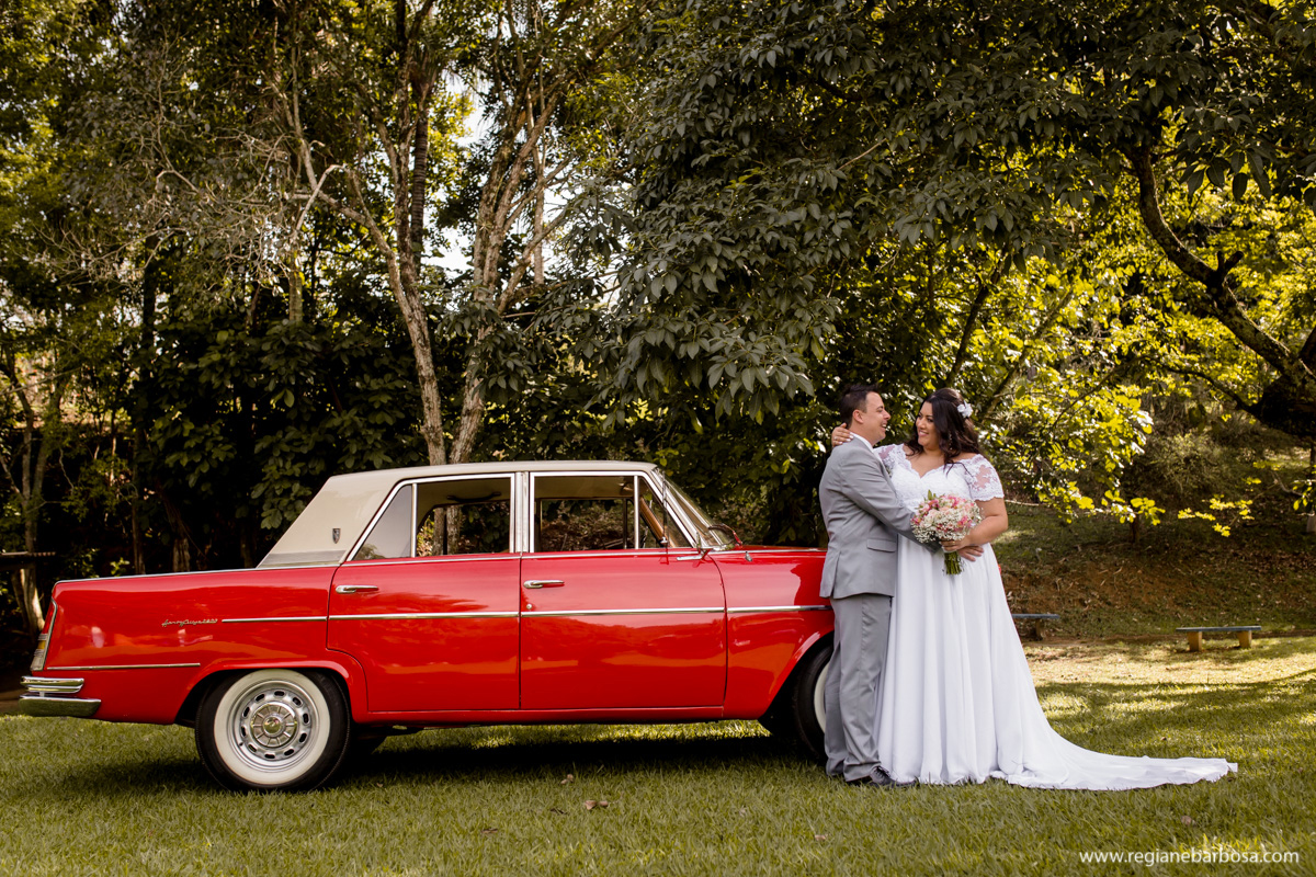 Casamento de dia Cachoeira Paulista Igreja Sao Sebastiao Regiane Barbosa Fotografia Passarela espelhada carro conversivel vermelho